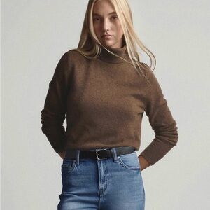 Quince Women’s 100% Mongolian Cashmere Turtleneck Sweater in Brown. Size Medium